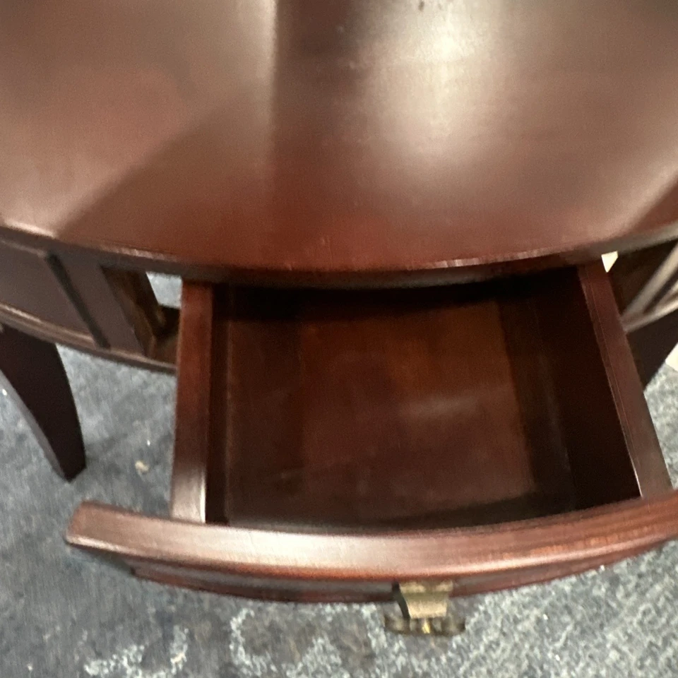 De colección. Mesa de acento en esquina de caoba Bombay Company con cajón y detalle de calado Foto 4 de 4