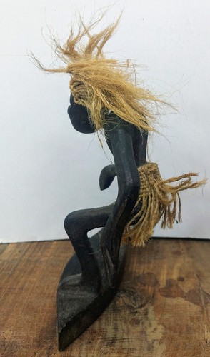 2 estatuillas de tambor de surfista tribal de madera y yute talladas a mano de colección Tiki Tribesman - Imagen 11 de 16