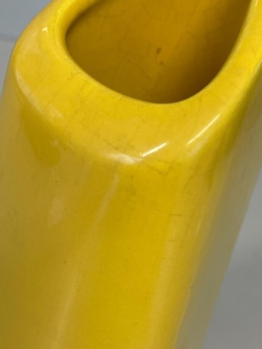 CARAFFA VINTAGE BROCCA CERAMICA SMALTO GIALLO LIMONE TRIANGOLARE 17,5 cm/h '60 - Foto 9 di 12