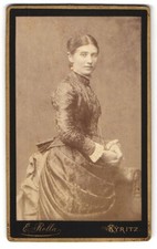 Fotografie Emil Rolla, Kyritz, Elegante Frau im Brokatkleid CDV /Kabinett-Foto