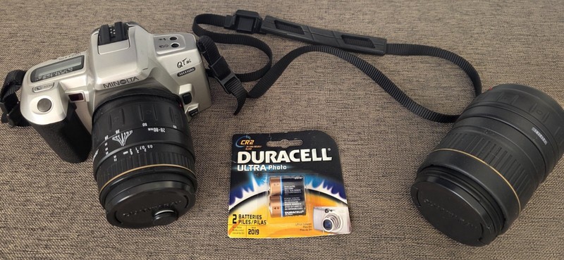 MINOLTA QTsi MAXXUM 35MM SLR FILM CAMERA 35-80MM WITH EXTRA LENS/BATTERIES - SEE