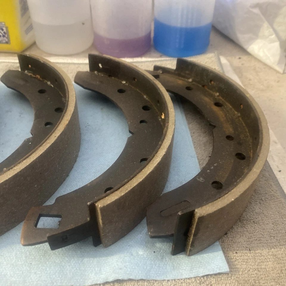 1954 - 76 Triumph TR3 TR3A B TR4 TR6 NEW rear brake shoes set NO Box  - Image 3 of 4