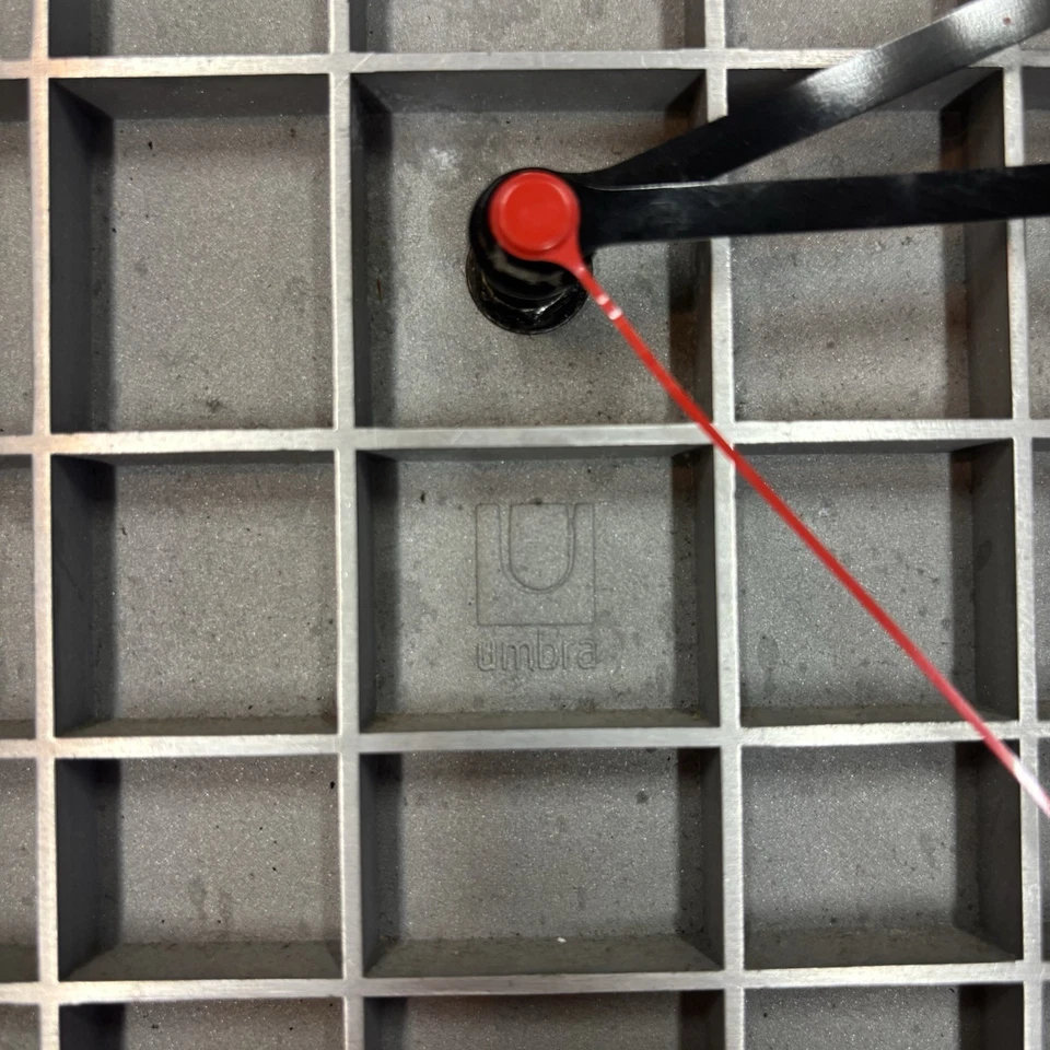 Reloj de Pared Umbra “Urbina” Aluminio de Matt Carr 12” Diseño Industrial Moderno Foto 3 de 4