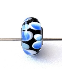 TROLLBEAD UNIQUE GLASS BEAD BLACK with WHITE TRIMMED BLUE DOTS 925 CORE OOAK