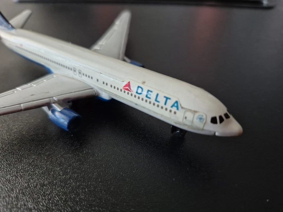 Delta Airlines B767-300 - Juguetes Daron - Modelo de avión de plástico Foto 2 de 4