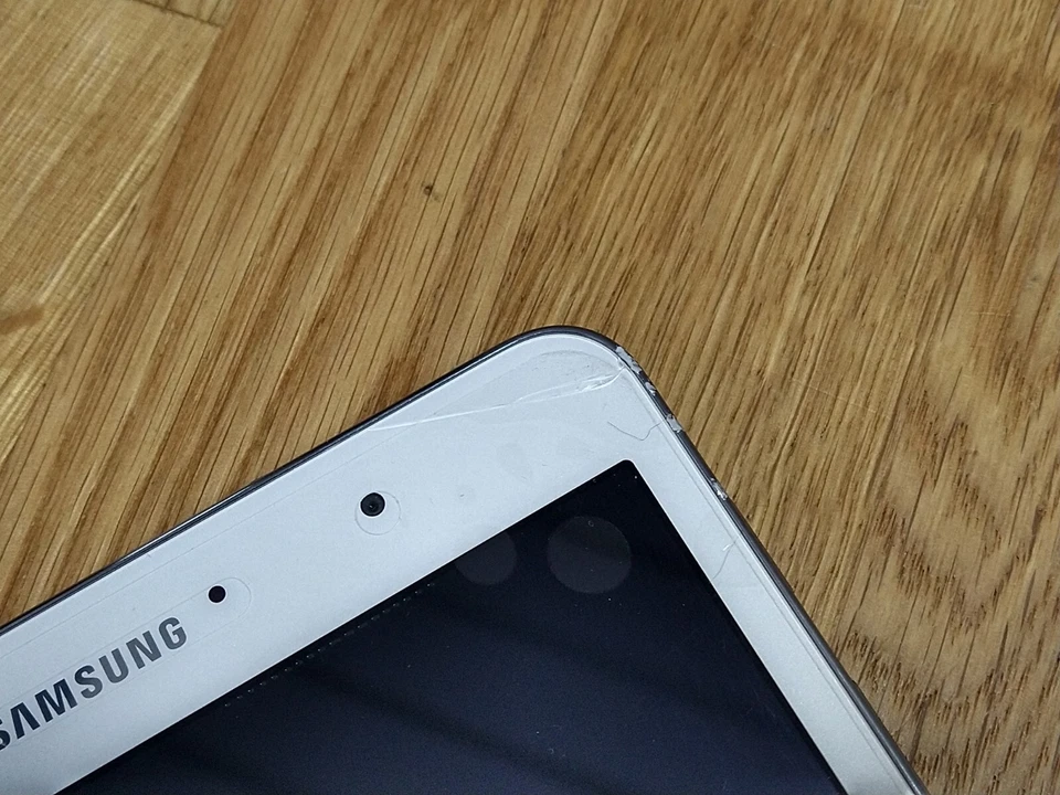 Samsung Galaxy Tab Pro 8.4 SM-T320 White Android Tablet 16GB *Crack on Front* - Image 3 of 4