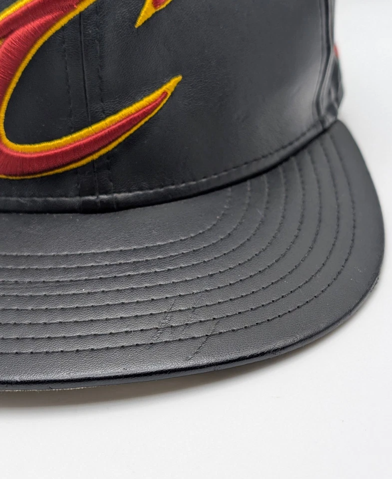 NBA Cleveland Cavaliers CAVS New Era 59Fifty imitación cuero ajustado 7 1/4 sombrero negro Foto 3 de 4