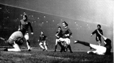 Chelsea Goalkeeper Peter Bonetti Saves From Manchester United - 1970 Old Photo