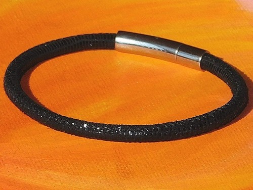 Bracciale in pelle e acciaio inox stampa lucertola nera 4 mm di Lyme Bay Art.. - Foto 3 di 3