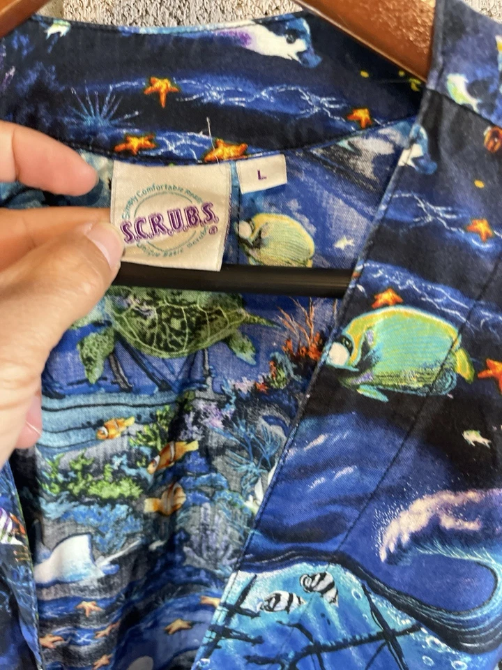 S.C.R.U.B.S. Muñeca elástica Ocean Life talla grande manga larga bolsillos con botones Foto 2 de 4
