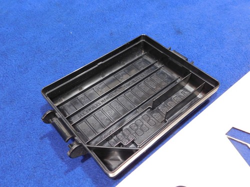 1998-2004 Ford Mustang NOS OEM Under Hood Fuse Relay Box Lid Cover P46 - Foto 6 di 9