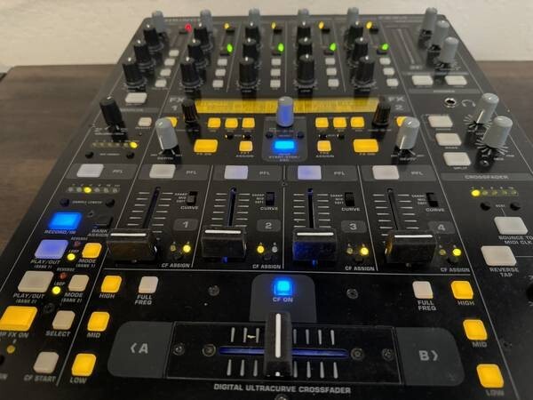 Behringer DDM4000 Professional 5-Channel Digital DJ Mixer w