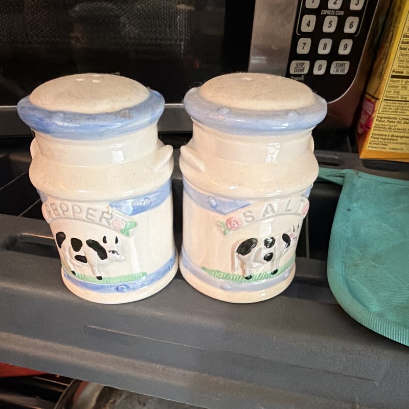 Cow salt and pepper shakers 