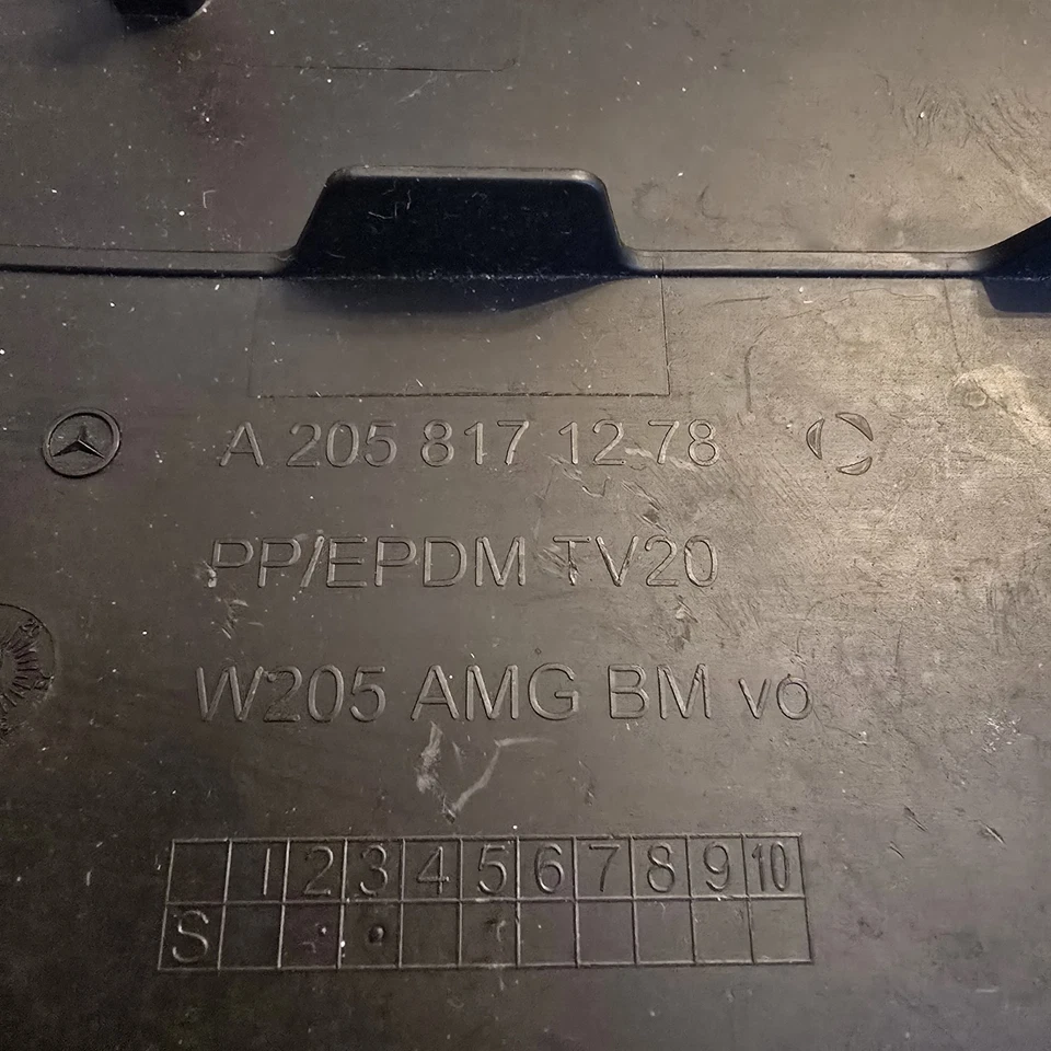 Nuevo soporte de moldura de matrícula delantero OEM Mercedes Benz C63 AMG W205 2015-2018 Foto 3 de 3