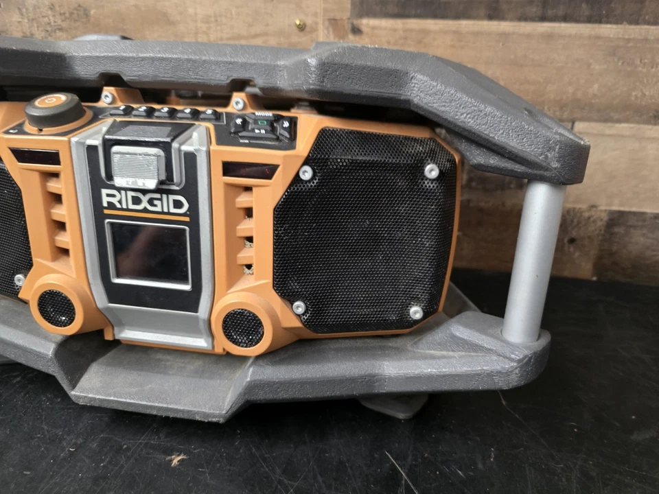 Radio boombox RIDGID para sitio de trabajo modelo R84082 armadura de montaje de choque AM/FM Apple Dock Aux Foto 2 de 4