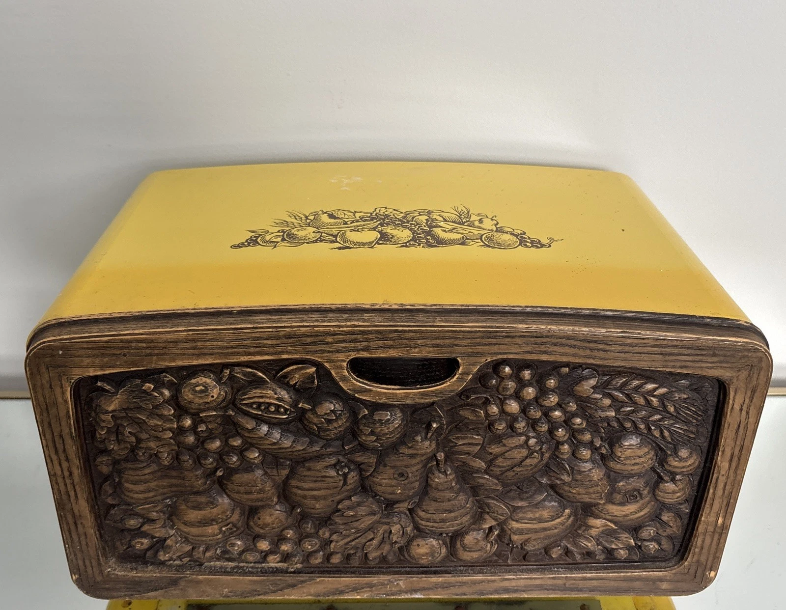 VINTAGE KITCHEN BURLINGTON CRAFTS METAL Yellow MCM PIE FRUIT FRONT BREAD BOX
Opens in a new window o