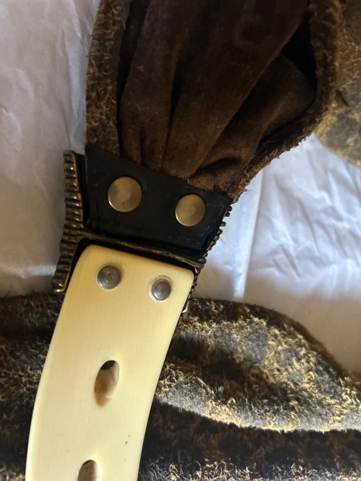 Cinturón de cadera ancho de gamuza leopardo de colección con cuerno de hueso hebilla de metal hecho a mano en Italia Foto 4 de 4