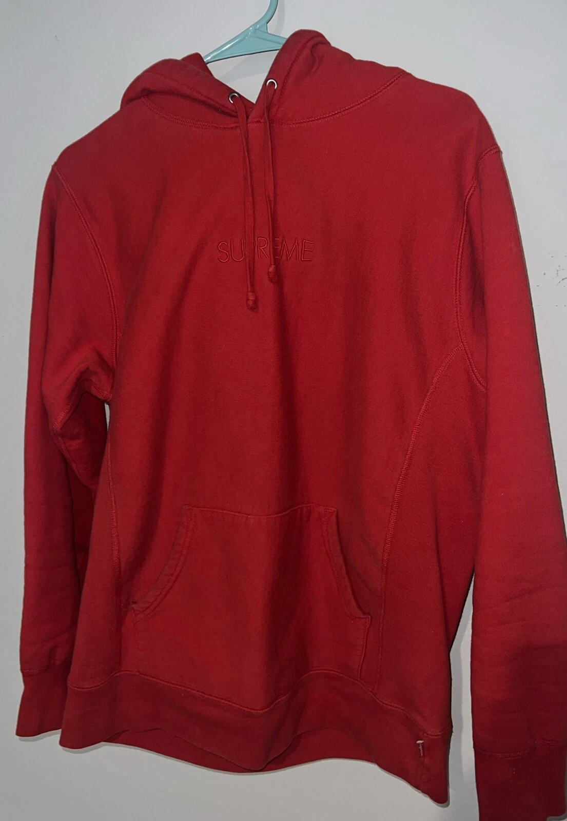 Sweat à capuche brodé ton suprême rouge taille M