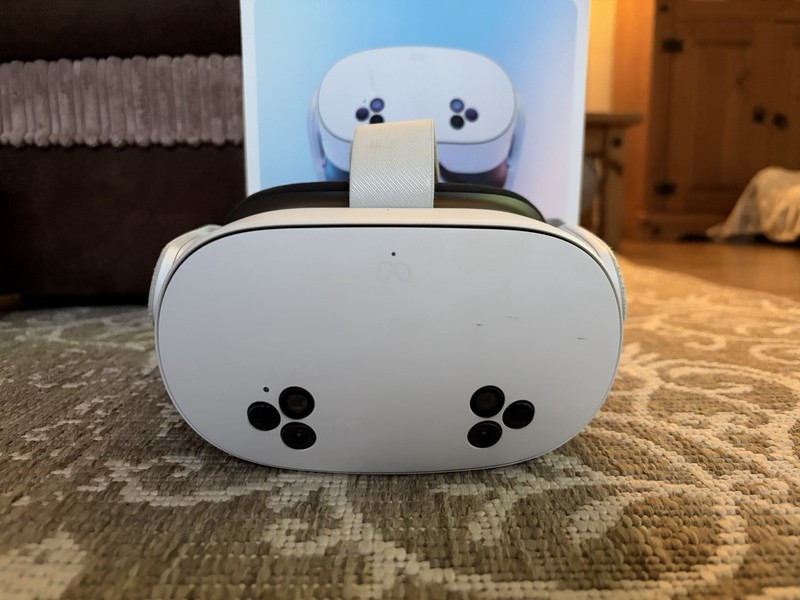 Meta Quest 3S 128GB Standalone VR Headset White with Controllers