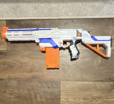NERF N-Strike Elite Spielzeug-Dartblaster mit Magazin grau/blau/orange