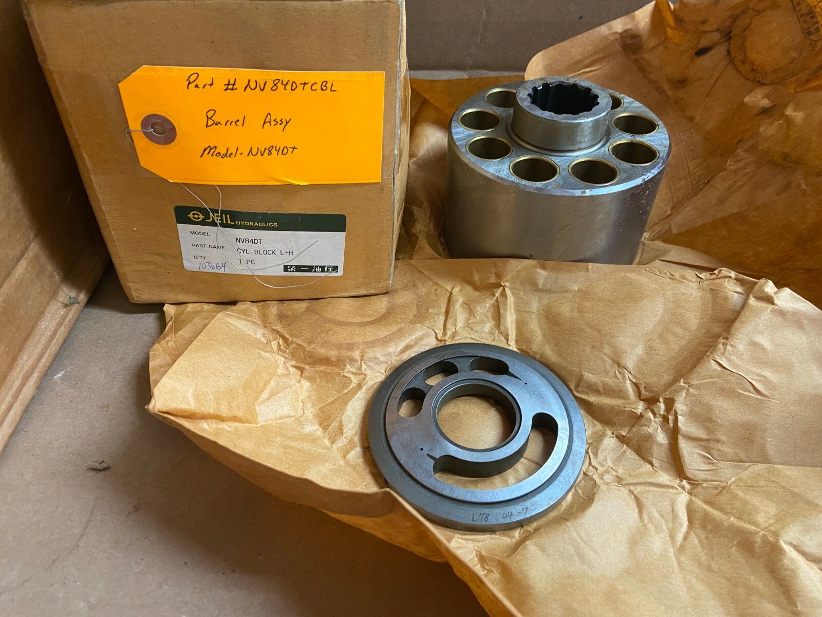 Pompa idraulica Jeil Hydraulics NV84DTCBL blocco lato sinistro e piastra valvola NV84DT