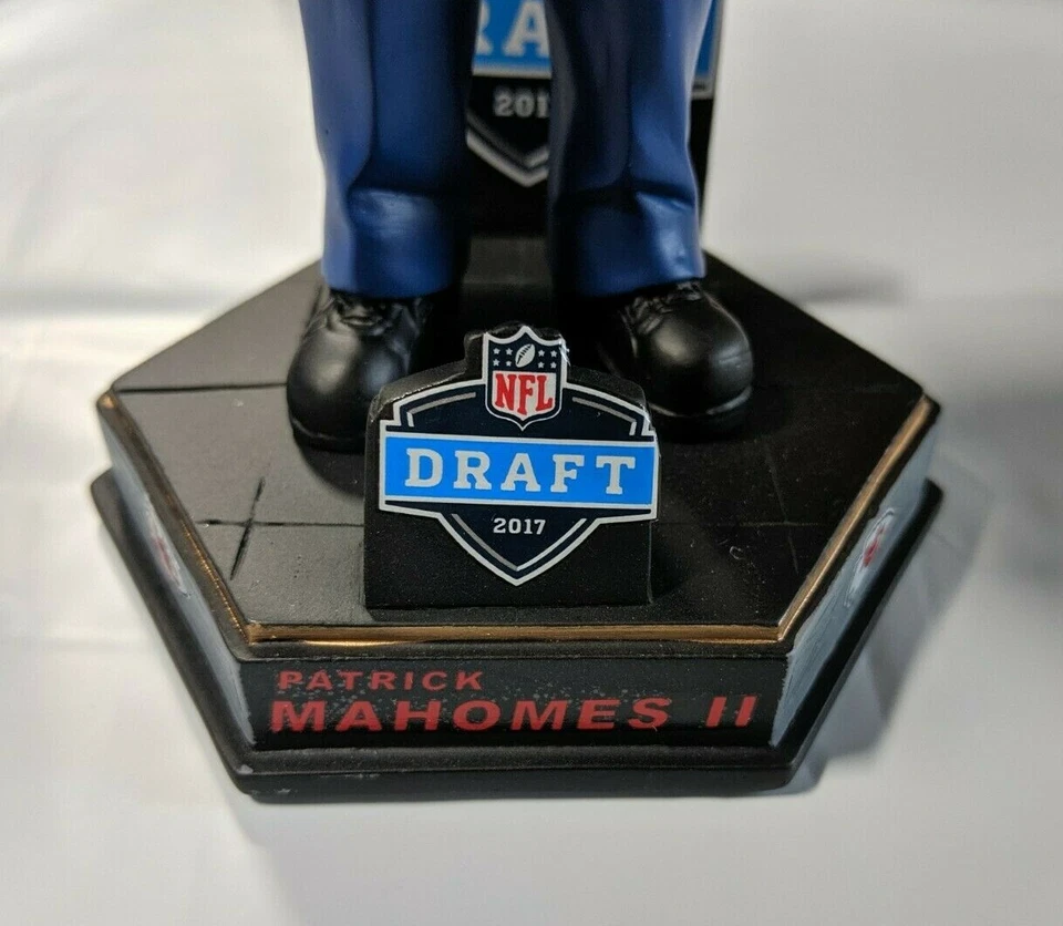 Camiseta roja Patrick Mahomes #15 Draft Day Bobblehead Kansas City Chiefs #/2017 Foto 3 de 4