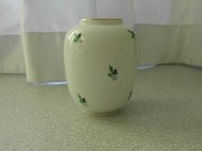 Augarten Wien * Porzellan * kleine Vase * Motiv Weinlaub?