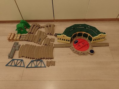 Tidmouth Schuppen - Tomy Trackmaster braun beige Schienenset - Thomas und seine Freunde