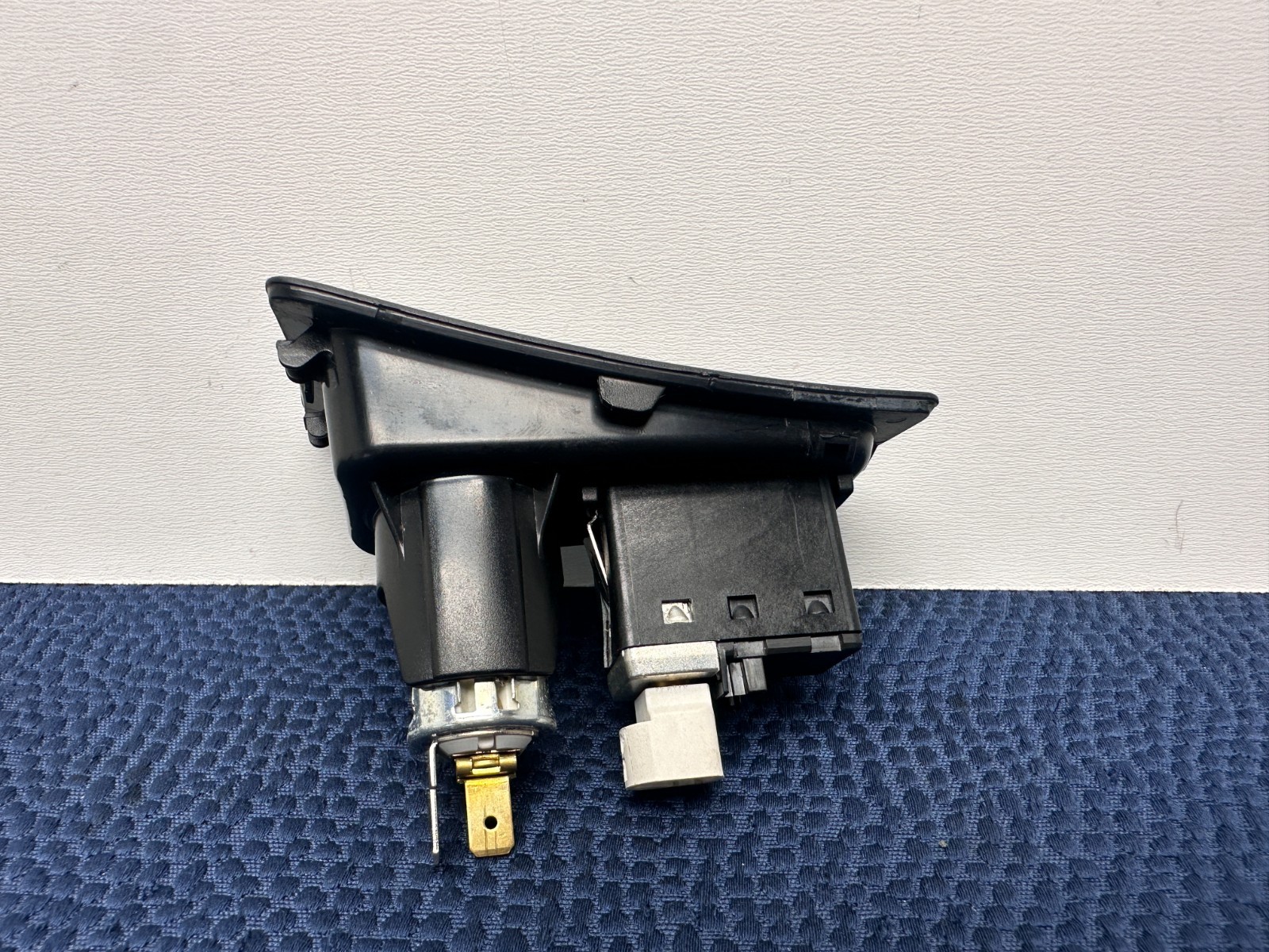 BMW E82 E88 Center Console USB Audio AUX In Socket Auxiliary Input Port Plug OEM