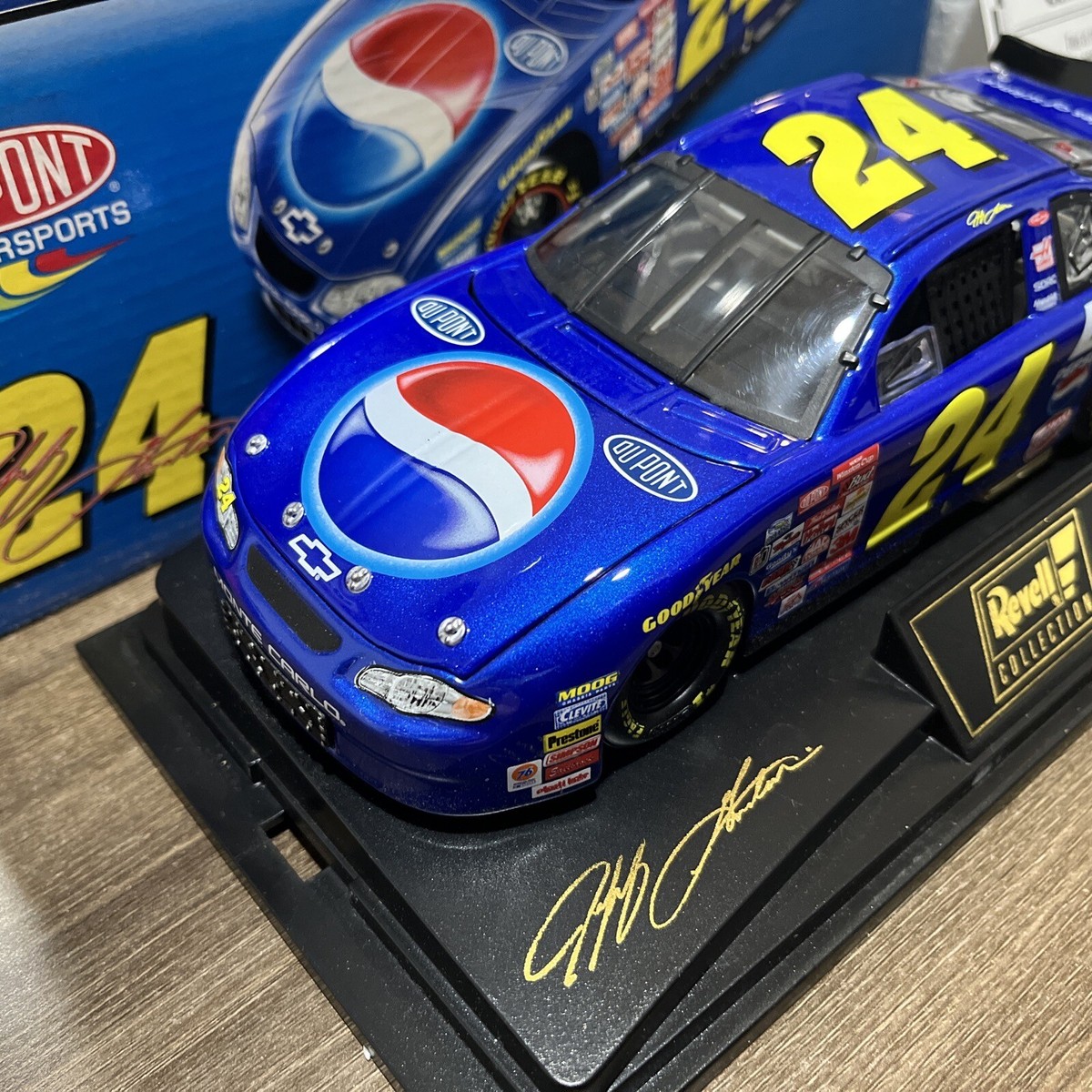 JEFF GORDON 2001 PEPSI RACING / DUPONT 1/24 REVELL