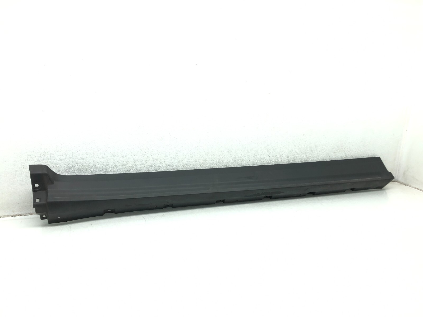2017-2022 MASERATI LEVANTE RIGHT PASSENGER SIDE SKIRT ROCKER PANEL MOLDING OEM.