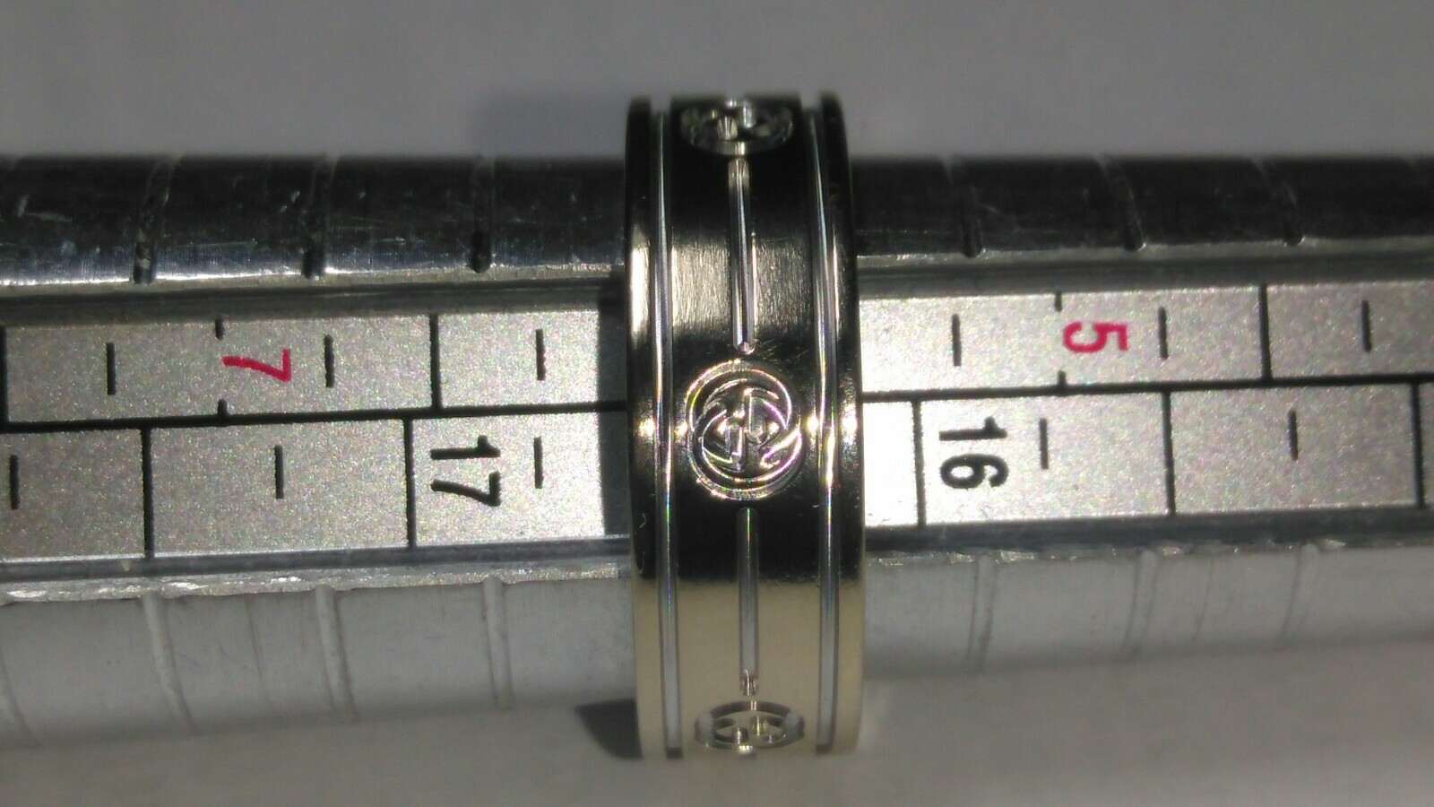 Solid 18k white gold Gucci monogram band ring 8.0… - image 11
