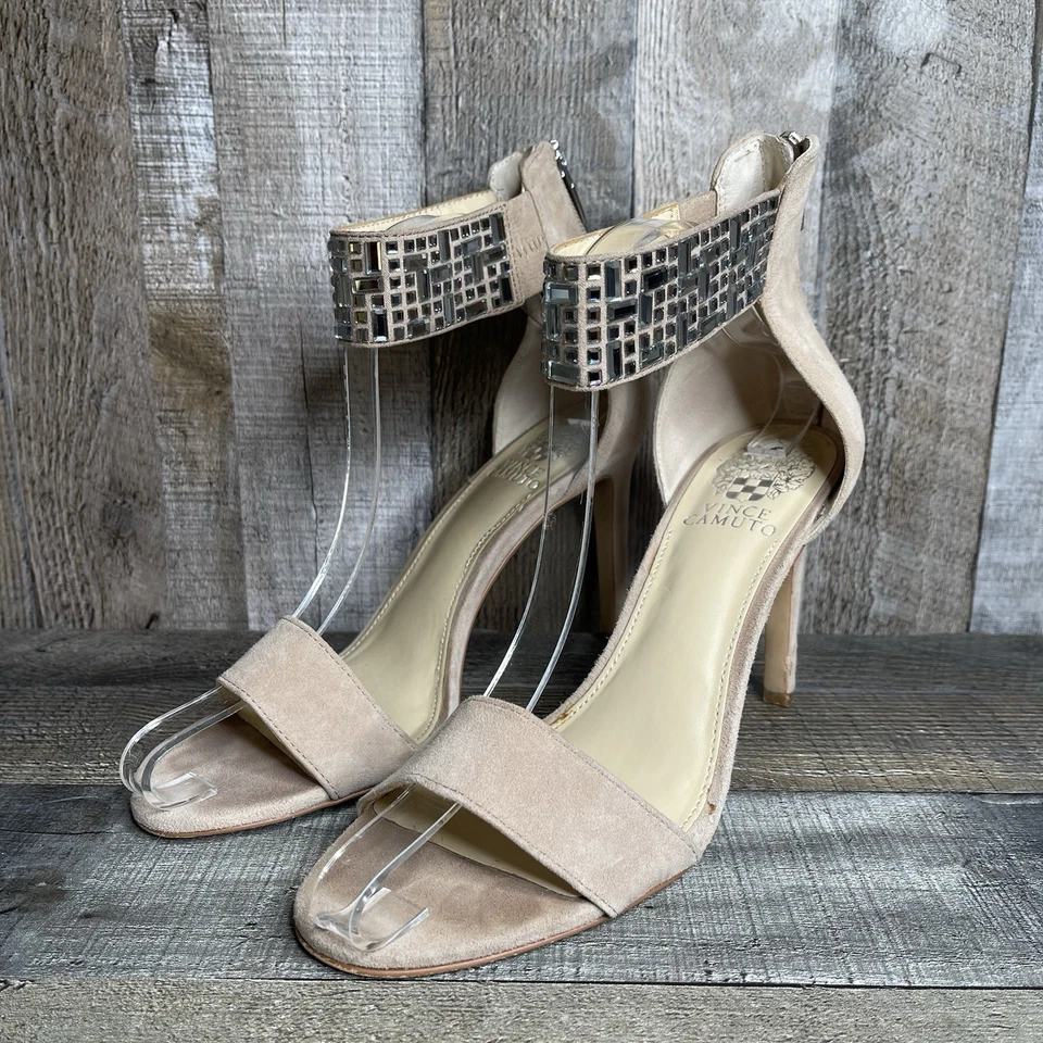 Salto feminino Vince Camuto Kayolena bege camurça biqueira aberta com zíper alça joia tamanho 8 M - Imagem 2 de 4
