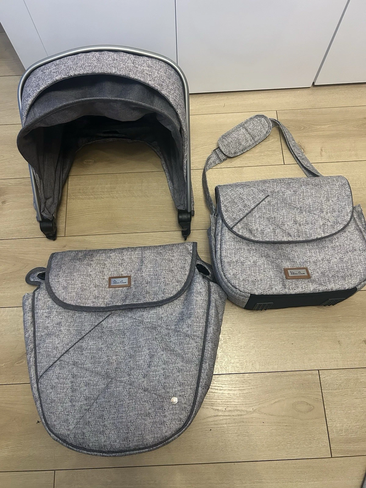 Silver Cross Wayfarer Pioneer Hood & Apron And Bag Limited Edition- Grey
Opens in a new window or ta