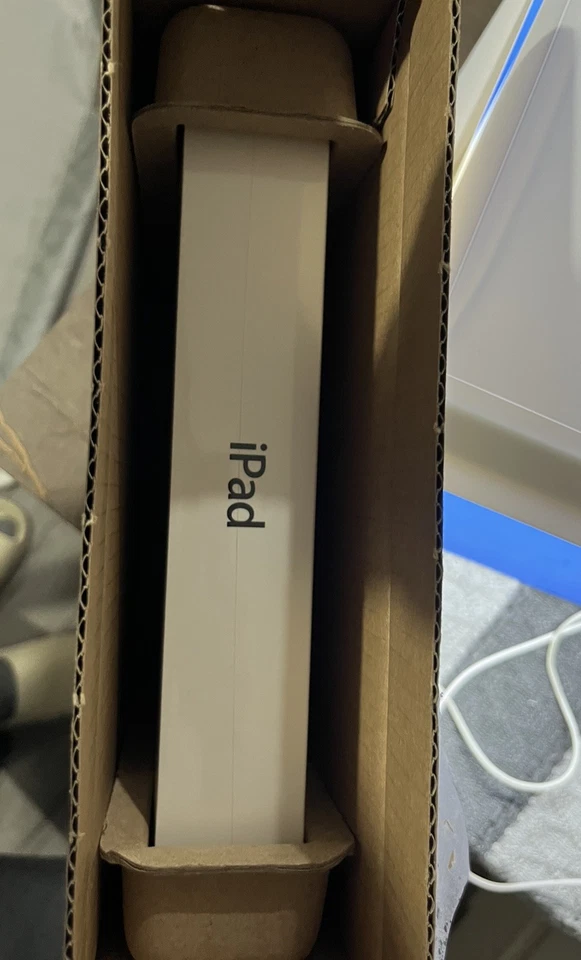 Brand new Sealed Apple iPad 2nd generation 16gb WI-FI + 3G very rare collector  - Image 2 of 4