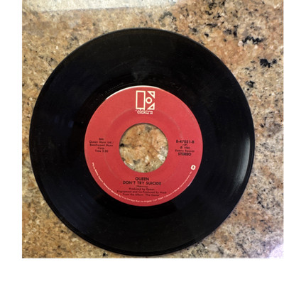 Queen Another One Bites The Dust / Don't Try Suicide 7'' Vinyl 45 RPM Elektra