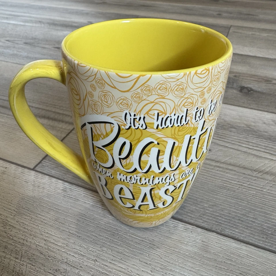 Taza de café de la Bella y la Bestia de los parques de Disney Es difícil ser una belleza Foto 2 de 4