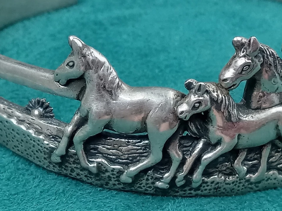 Brazalete ecuestre de plata de ley: grupo de cuatro caballos - bonito detalle Foto 2 de 4