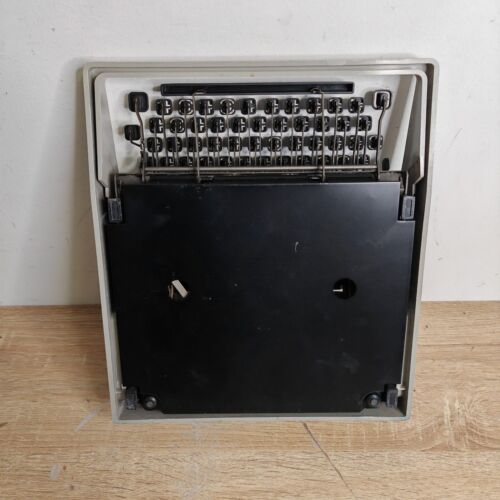 Olivetti Dora Portable Typewriter - Picture 9 of 15