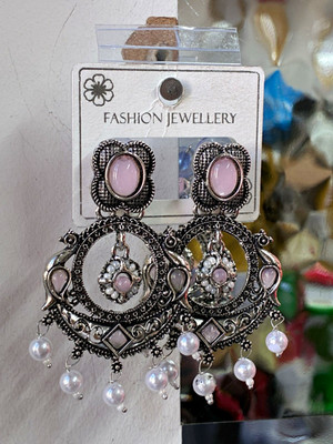 Silberfarbene Chandelier-Ohrhänger Kaschmir rosa ovaler Stein weiße Perlen