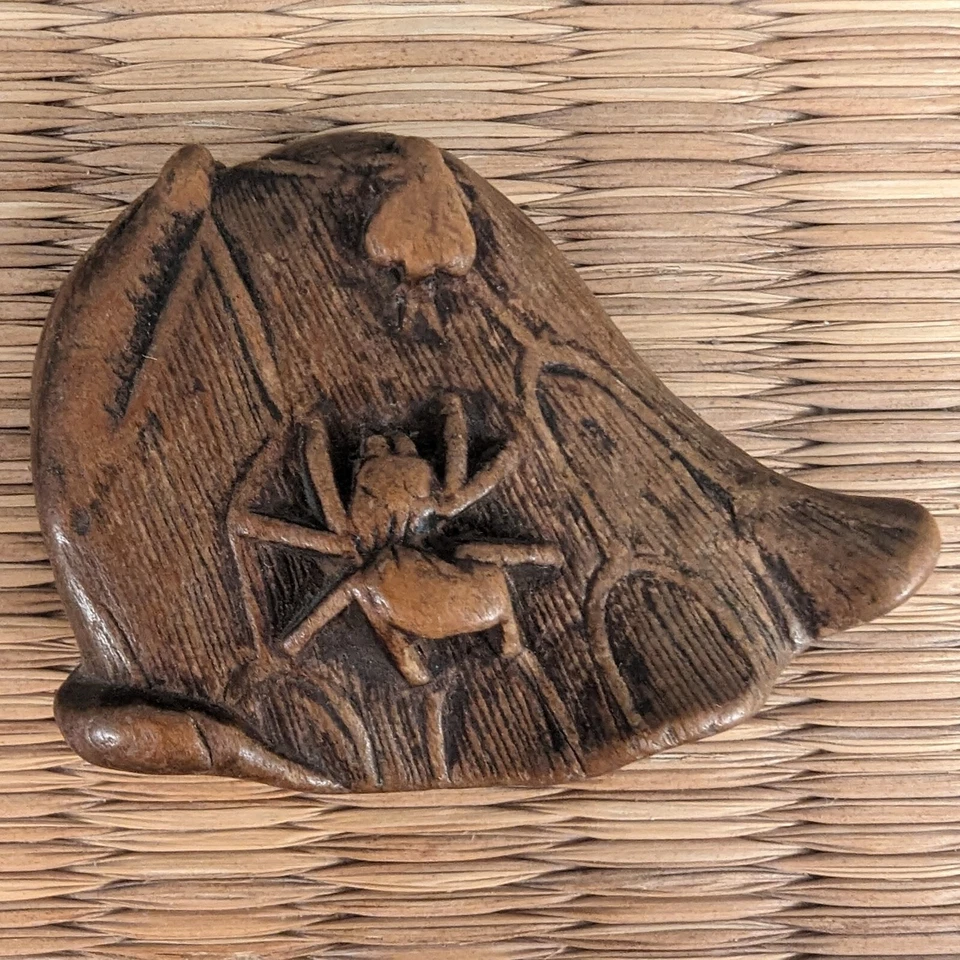 Araña y mosca Netsuke de madera antigua japonesa en hoja de loto Japón Foto 4 de 4