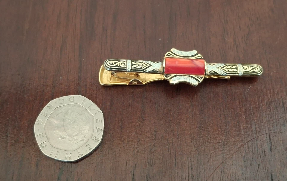 Classic Mid-Century Style – Gold-Tone Tie Clip with Red Inset Rare Collectable - Image 4 of 4