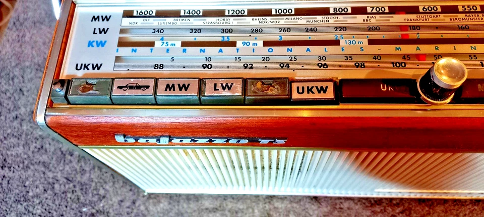 Telefunken Bajazzo TS 101 + Oldtimer-Halterung. opt. gut, techn. kleine Mängel ! - Bild 4 von 4