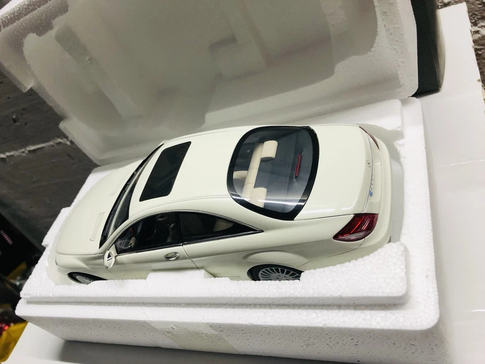 Mercedes Benz CL Klasse C216 White Dealer Edition Autoart 1/18 - Immagine 3 di 4
