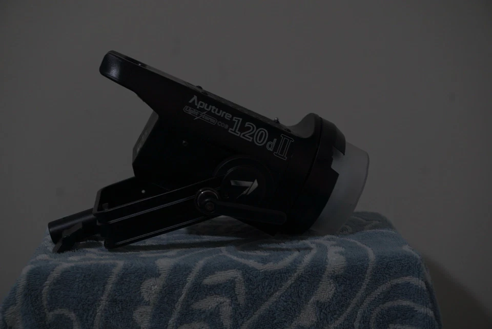 NOVA Luz de Vídeo LED Aputure Light Storm LS C120D II com Estojo de Transporte Original - Imagem 4 de 4