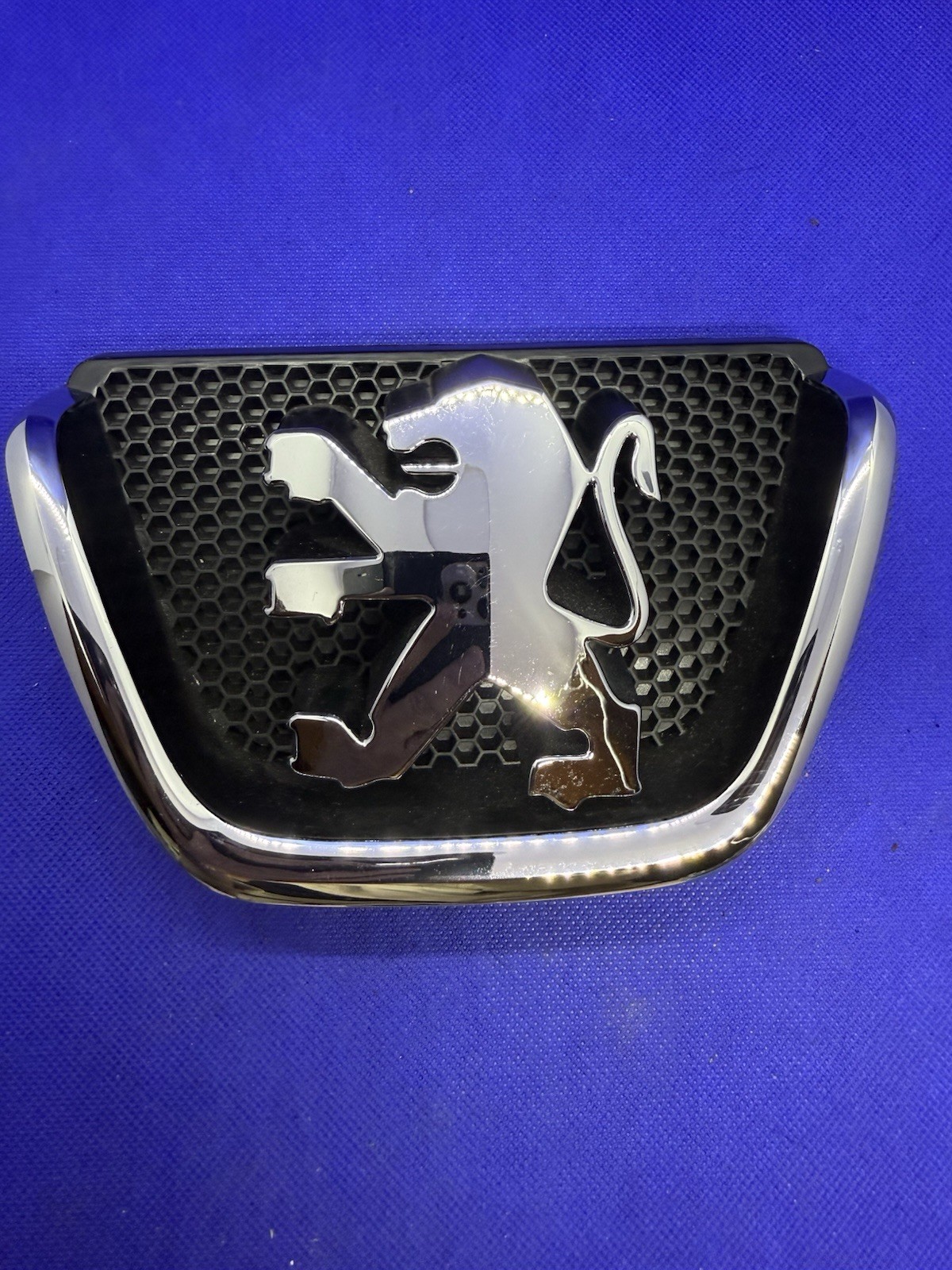 Logo de calandre Peugeot 206 chromé et neuf finition d'origine constructeur