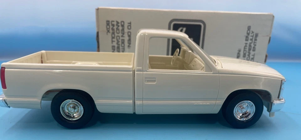 AMT-ERTL  1992 Silverado Sportside Summit White Model 6141 - Image 3 of 4