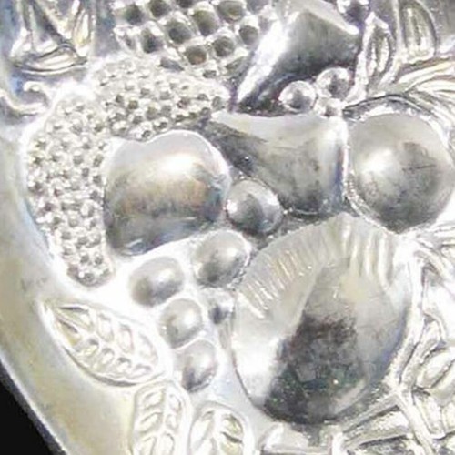 Elegante juego de servir plateado, cuchara tenedor, patrón de frutas y hojas en relieve 9" - Imagen 3 de 4