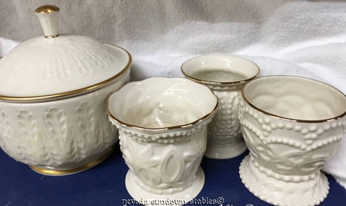 Bathroom China Vanity Set with Large Lidded Pot and Three smaller holders - 第 1/8 張圖片