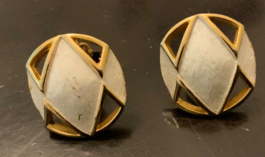 Geometric bold statement Hattie Carnegie clipon e… - image 2